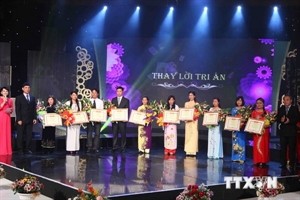 Localities celebrate Vietnamese Teachers’ Day - ảnh 1